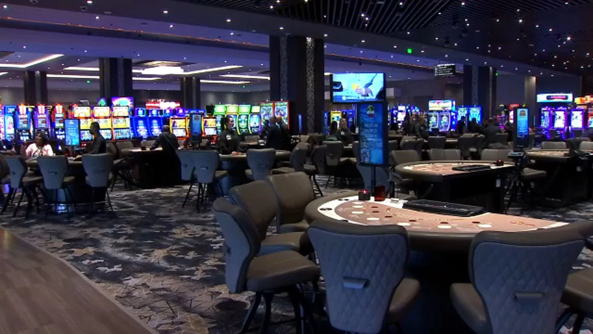 Indre af et casino med borde og maskiner